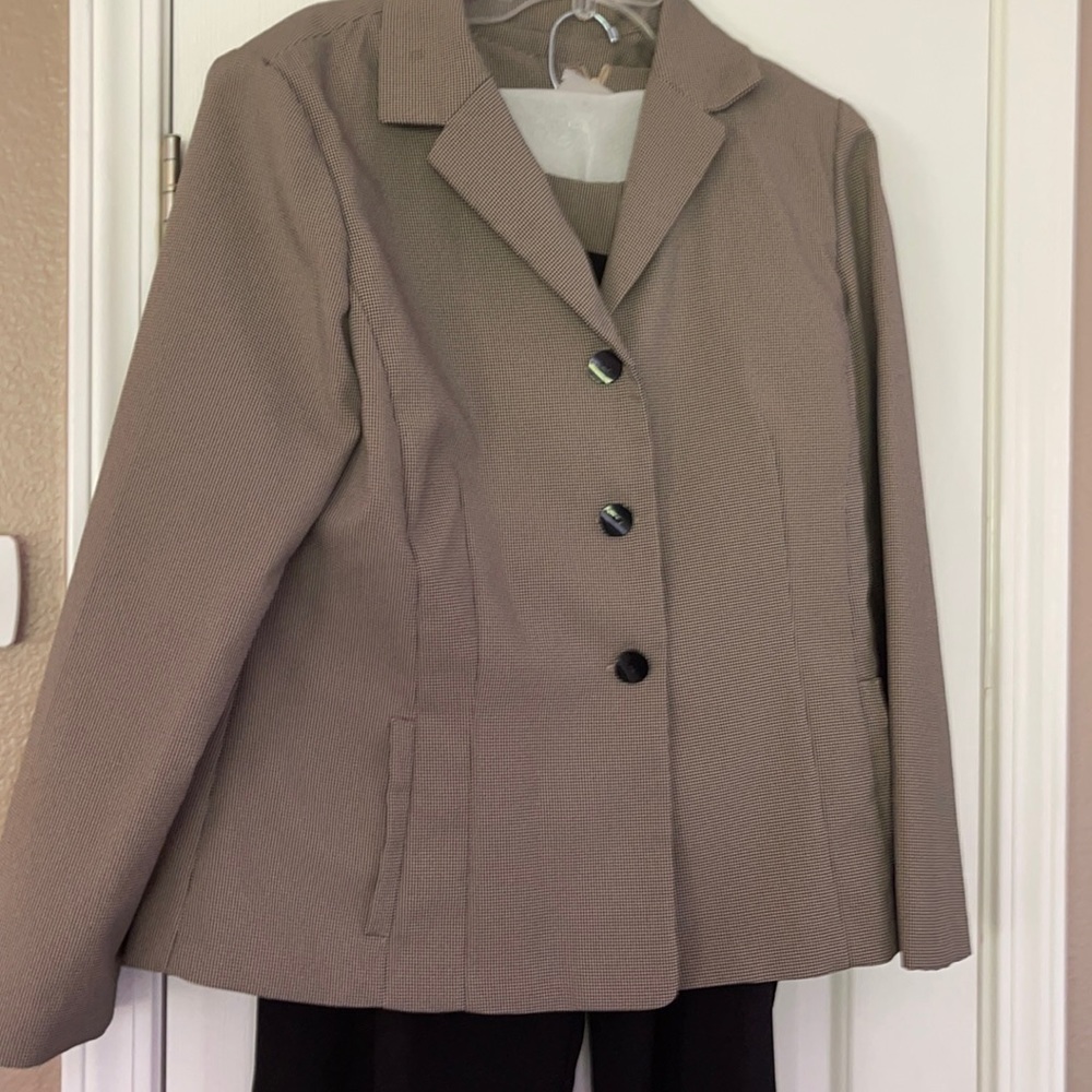 Three piece pant suit, very nice looks new!
